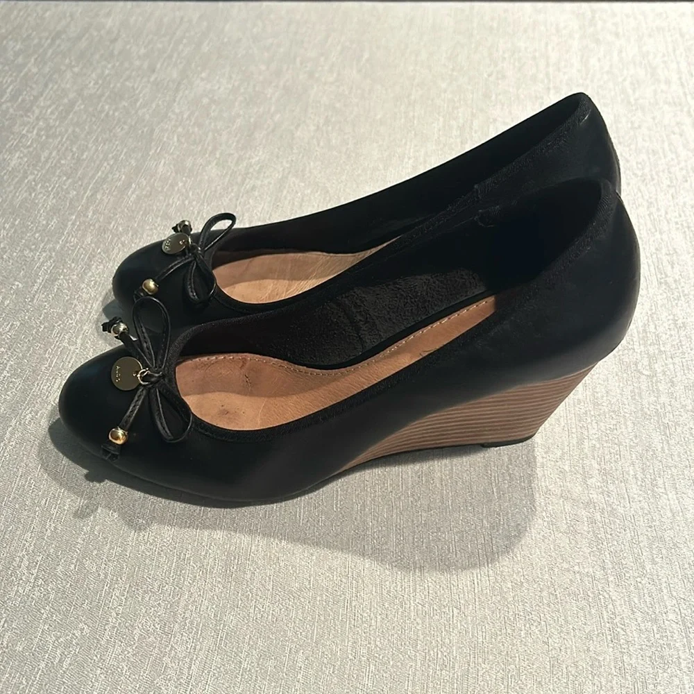 Aldo Black Round Toe Bow Wedges
